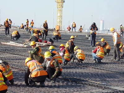 Khối lượng công việc lớn đã bào mòn sức khỏe tinh thần và thể chất của người lao động. Ảnh: Rudolf Simon