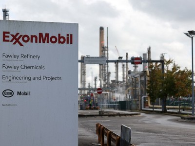 Nhà máy lọc dầu của Tập đoàn dầu khí Mỹ ExxonMobil tại Fawley, Anh. (Ảnh: AFP/TTXVN)