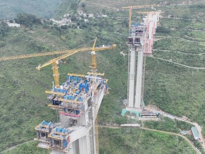 Cây cầu Huajiang Grand Canyon đang được xây dựng. (Ảnh: Pakistan Defence)