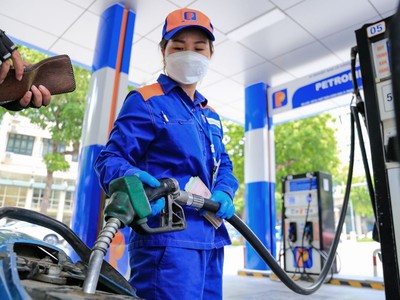 Chính thức giảm 50% thuế bảo vệ môi trường đối với xăng, dầu, mỡ nhờn từ 1/1/2024.