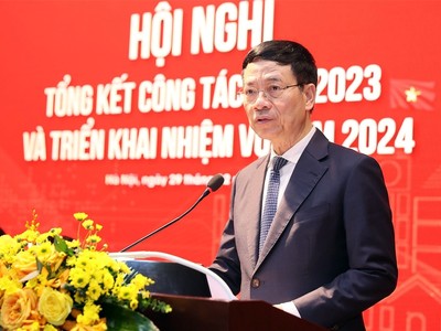 Bộ trưởng Bộ Thông tin và Truyền thông Nguyễn Mạnh Hùng phát biểu tại Hội nghị.