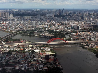 Sông Sài Gòn một số đoạn hiện không có đường hai bên. Trong ảnh là sông Sài Gòn đoạn chảy qua TP. Thủ Đức - Ảnh: Anh Quân