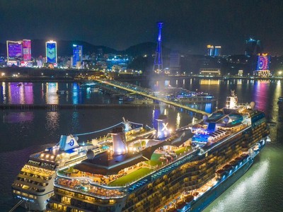 Cặp tàu khách quốc tế cùng cập Cảng tàu khách quốc tế Hạ Long trong tháng 12 năm 2023