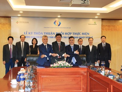 Năm 2023, VDSC đã hoàn thành xây dựng và vận hành hệ thống đăng ký, lưu ký và thanh toán giao dịch trái phiếu doanh nghiệp riêng lẻ. Trong ảnh: Lễ ký kết thỏa thuận phối hợp thực hiện hoạt động giao dịch và thanh toán giao dịch trái phiếu doanh nghiệp riêng lẻ giữa VSD với HNX và VSD với VietcomBank.