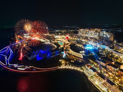 Phú Quốc: Hàng chục ngàn người đổ về Sunset Town ngắm pháo hoa, “đi chợ” đầu năm mới