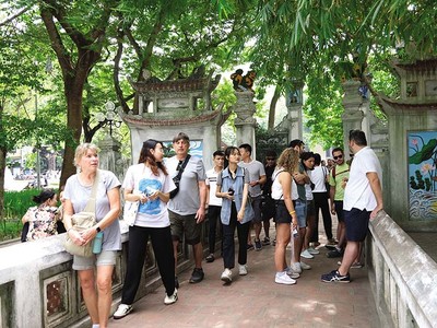 Năm 2023, Việt Nam đón 12,5 triệu lượt khách du lịch quốc tế. Trong ảnh: Khách quốc tế thăm Đền Ngọc Sơn (Hà Nội) Ảnh: Hồ Hạ