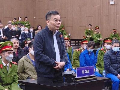 Cựu Bộ trưởng Bộ Khoa học và Công nghệ Chu Ngọc Anh khai báo trước tòa.