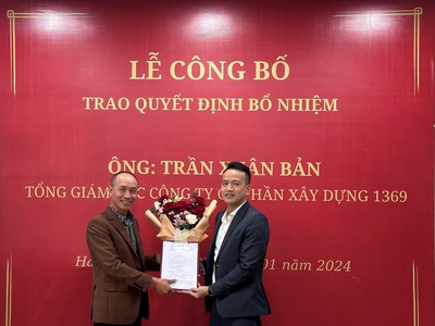 Ông Lê Minh Tân, Chủ tịch HĐQT C69 (trái) trao quyết định bổ nhiệm chức vụ Tổng giám đốc cho ông Trần Xuân Bản