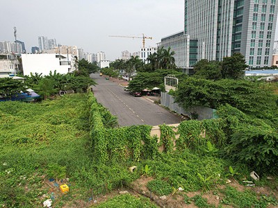 Đường Vũ Tông Phan, trong khu đô thị An Phú TP. Thủ Đức chậm bàn giao cho cơ quan Nhà nước nên không thông ra được đường Mai Chí Thọ - Ảnh: Dân Trí 