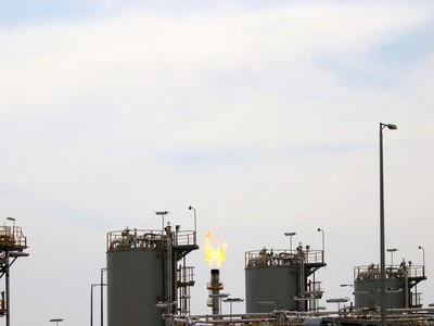 Một cơ sở khai thác dầu ở miền Nam Iraq. (Ảnh: AFP/TTXVN)