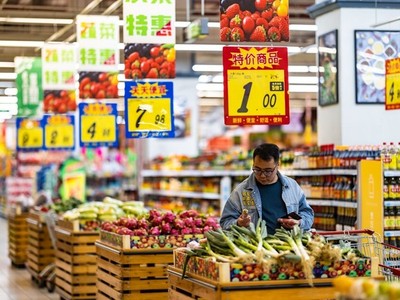 Người tiêu dùng mua hàng hóa trong siêu thị ở tỉnh Quý Châu (Trung Quốc) ngày 11/4/2023. (Ảnh: THX/TTXVN)