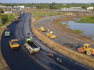 Thi công Dự án đầu tư xây dựng cao tốc Mỹ Thuận - Cần Thơ, giai đoạn 1.