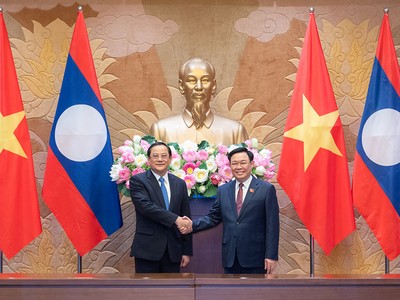 Chủ tịch Quốc hội Vương Đình Huệ đón Thủ tướng Lào Sonexay Siphandone. (Ảnh: Quochoi.vn)