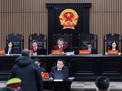 Hội đồng xét xử sơ thẩm vụ án xảy ra tại Công ty Việt Á, Bộ Y tế và các đơn vị liên quan.