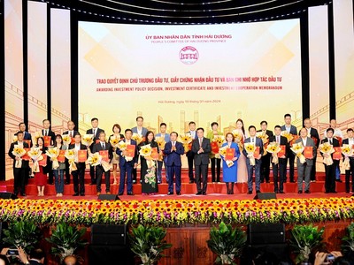 Lãnh đạo tỉnh Hải Dương trao quyết định chủ trương đầu tư, giấy chứng nhận đầu tư và bản ghi nhớ hợp tác đầu tư cho 27 doanh nghiệp trong và ngoài nước.