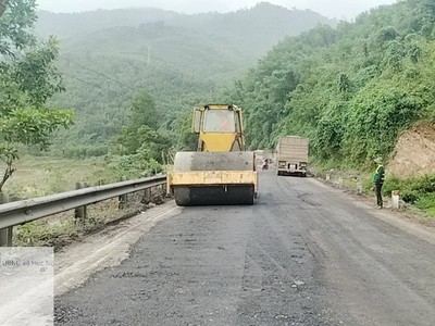Công ty Cổ phần Quản lý và Xây dựng đường bộ Quảng Trị tiến hành sửa chữa đường Hồ Chí Minh nhánh Tây