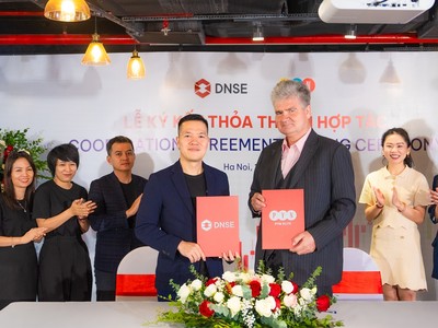 Ông Nguyễn Hoàng Giang, Chủ tịch HĐQT DNSE (bên trái) và ông Petri Deryng, Nhà sáng lập PYN Elite Fund (bên phải) ký thỏa thuận hợp tác