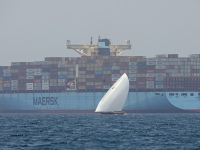 Tàu container của hãng Maersk di chuyển gần đảo Sir Abu Nuair hướng tới Dubai, Các Tiểu vương quốc Arab thống nhất. (Ảnh: AFP/TTXVN)