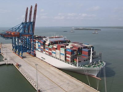 Tàu OOCL Spain sức chở lên đến 24.188 Teu (khoảng hơn 230.000 DWT) chạy tuyến Á - Âu LL3 cập cảng Gemalink hồi tháng 3/2023.