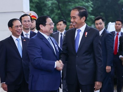 Thủ tướng Chính phủ Phạm Minh Chính đón Tổng thống Indonesia Joko Widodo. (Ảnh: VGP/Nhật Bắc)