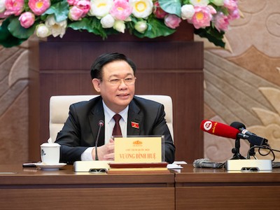 Chủ tịch Quốc hội Vương Đình Huệ trao đổi với báo chí.