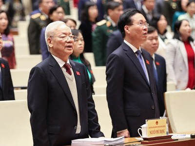 Các đại biểu dự họp làm lế chào cờ trong phiên khai mạc Kỳ họp sáng 15/1.