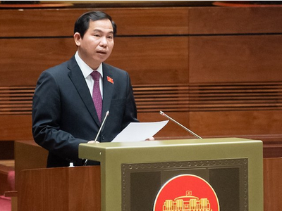 Chủ nhiệm Ủy ban Tài chính - Ngân sách Lê Quang Mạnh trình bày báo cáo thẩm tra.