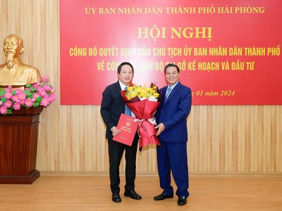 Ông Nguyễn Văn Tùng, Chủ tịch UBND TP. Hải Phòng trao Quyết định và tặng hoa chúc mừng ông Nguyễn Ngọc Tú, tân Giám đốc Sở Kế hoạch và Đầu tư.