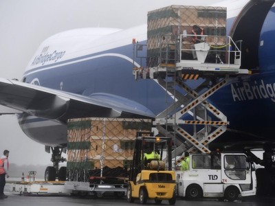 Theo dữ liệu của Xeneta, giá cước giao ngay hàng hóa bằng đường hàng không trung bình toàn cầu đã đạt đỉnh 2,6 USD/kg vào tháng 12/2023. Ảnh: AFP