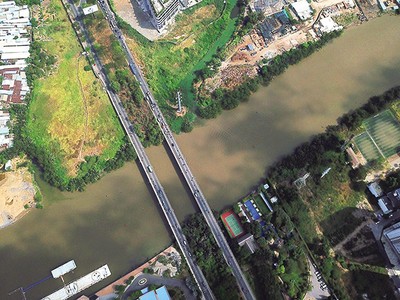 Đường trục Bắc - Nam tại TP.HCM có một số đoạn đã giải phóng mặt bằng và đang chờ mở rộng. Ảnh: Lê Toàn 