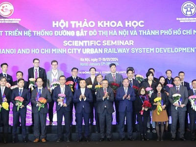 Ban tổ chức tặng hoa các chuyên gia tham dự hội thảo.