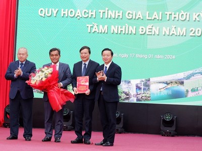 Phó Thủ tướng Chính phủ Trần Hồng Hà trao Quyết định của Thủ tướng Chính phủ phê duyệt Quy hoạch Tỉnh cho lãnh đạo tỉnh Gia Lai.