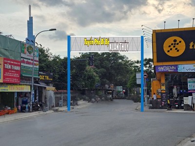 Phố đêm Thảo Điền được tổ chức tại một phần tuyến đường Xuân Thủy tiếp giáp với tuyến đường Quốc Hương và đường Nguyễn Văn Hưởng.