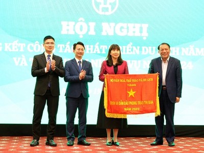 Bộ trưởng Bộ Văn hóa, Thể thao và Du lịch Nguyễn Văn Hùng trao Cờ thi đua tặng Sở Du lịch Hà Nội.