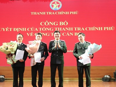 Thay mặt Lãnh đạo TTCP, Phó Tổng TTCP Nguyễn Văn Cường trao quyết định và tặng hoa chúc mừng 3 đồng chí vừa được bổ nhiệm giữ chức vụ mới. Ảnh: PH