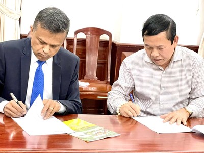 Chủ tịch NSH Petro Mai Văn Huy (phải) và ông Ranjit Thambyrajah, Chủ tịch kiêm Giám đốc điều hành Acuity Funding ký kết hợp tác