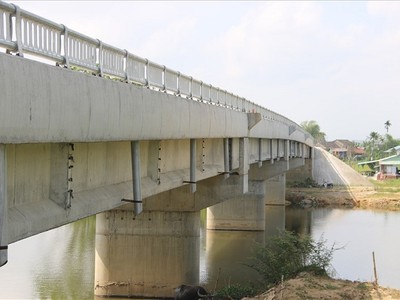 Cầu Trà Đình hoàn thành vào tháng 6/2020 nhưng đến nay vẫn chưa đưa vào sử dụng do thiếu đường dẫn.