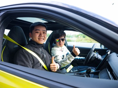 Những khách hàng may mắn đã có cơ hội trải nghiệm “cảm giác mạnh” cùng Mã Thanh Hoa trên Lynk & Co 03+ - chiếc xe từng chiến thắng tại Giải vô địch thế giới dành cho xe du lịch (touring car) TCR 2023. 