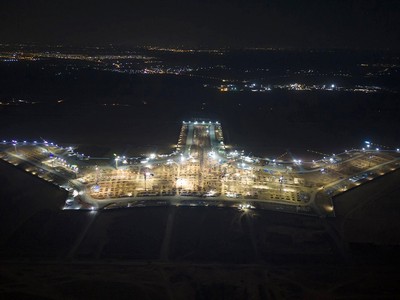 Toàn cảnh công trường xây dựng Nhà ga hành khách Cảng hàng không quốc tế Long Thành giai đoạn 1 rực sáng trong đêm. Ảnh: Lê Toàn.