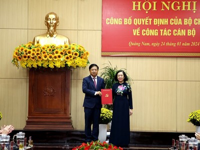 Bà Trương Thị Mai trao quyết định của Bộ Chính trị điều động và chỉ định ông Lương Nguyễn Minh Triết giữ chức vụ Bí thư Tỉnh ủy Quảng Nam nhiệm kỳ 2020 - 2025.