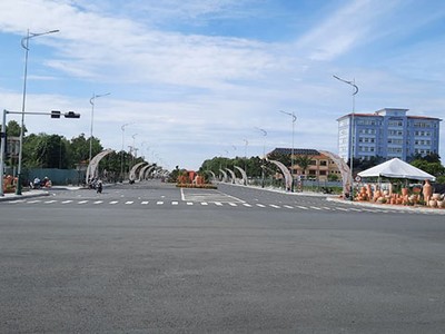 Địa điểm thực hiện “Đường gốm và hoa mừng Xuân Giáp Thìn năm 2024” tại đường nối giữa đường Phạm Hùng và đường Võ Văn Kiệt, Phường 9, TP. Vĩnh Long