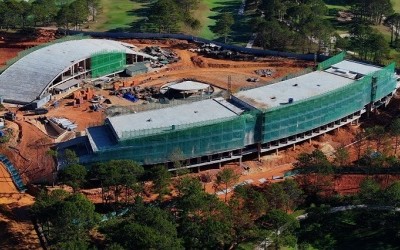 Dự án Tòa nhà câu lạc bộ sân golf Đồi Cù vẫn chưa tháo dỡ
