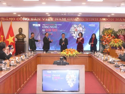 Các đại biểu ấn nút phát động Giải thưởng ảnh và video clip “Công nghệ từ trái tim - Technology with heart”.