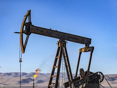 Một giàn khoan dầu tại thị trấn al-Qahtaniyah, tỉnh Hasakah, Syria. (Ảnh: AFP/TTXVN)