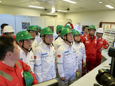 Chủ tịch nước thăm và làm việc tại các công trình dầu khí