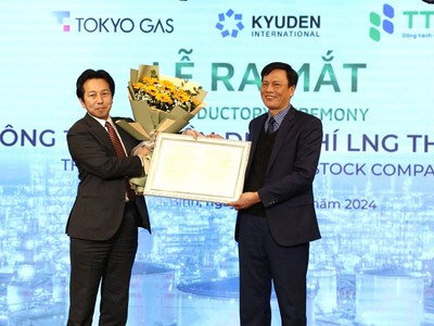 Giám đốc Sở Kế hoạch và Đầu tư Thái Bình trao giấy Chứng nhận đăng ký doanh nghiệp cho Tổ hợp Nhà đầu tư điện khí LNG