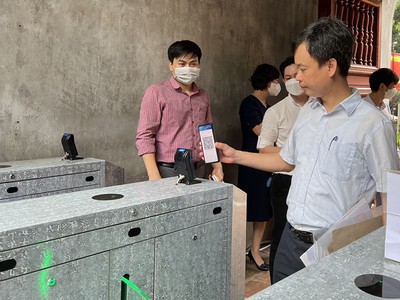 Du khách trải nghiệm hệ thống vé điện tử tại Văn Miếu - Quốc Tử Giám