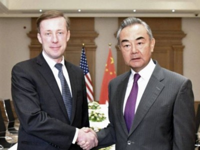 Cố vấn an ninh quốc gia Mỹ Jake Sullivan và Ngoại trưởng Trung Quốc Vương Nghị. (Ảnh: Kyodo)