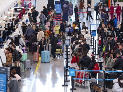 Hành khách xếp hàng làm thủ tục tại Sân bay Quốc tế Đại Hưng Bắc Kinh ở Bắc Kinh ngày 26/1/2024. (Ảnh: Xinhua)