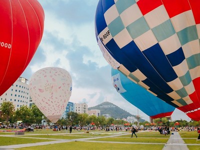 Công ty cổ phần Bình Định F1 và các doanh nghiệp lữ hành ký kết hợp tác tại hội nghị. Nguồn: Trung tâm Xúc tiến Du lịch tỉnh Bình Định.